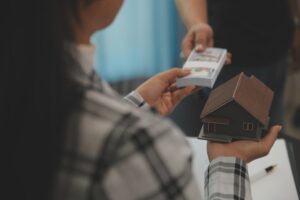 buy or sell real estate mortgage, Sale representative offer house purchase contract to buy a house